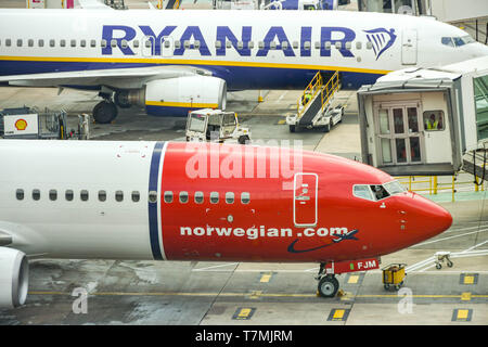 Dall'Aeroporto Gatwick di Londra, Inghilterra - Aprile 2019: Boeing 737 azionato dal norvegese in arrivo su stand presso il Terminal Sud di Londra Gatwick Foto Stock