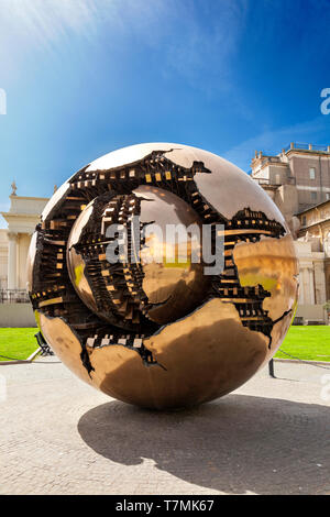 Sfera sfera (sfera con sfera) da Arnaldo Pomodoro al Museo del Vaticano,Città del Vaticano, Roma, Italia Foto Stock