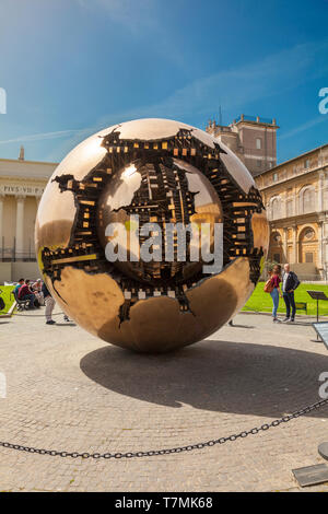 Sfera sfera (sfera con sfera) da Arnaldo Pomodoro al Museo del Vaticano,Città del Vaticano, Roma, Italia Foto Stock