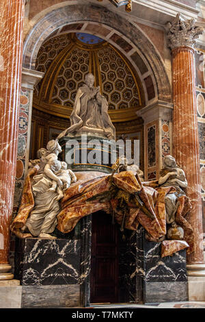 Tomba di Alessandro VII da Gianlorenzo Bernini nella Basilica Papale di San Pietro in Vaticano, o semplicemente la Basilica di San Pietro, Roma, Italia Foto Stock