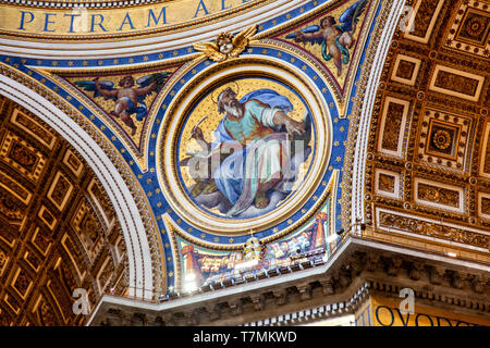 Interno della Basilica Papale di San Pietro in Vaticano, o semplicemente la Basilica di San Pietro, Roma, Italia Foto Stock