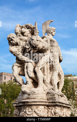 Le statue sulla St.Angelo ponte sul fiume Tevere a Roma, Italia Foto Stock