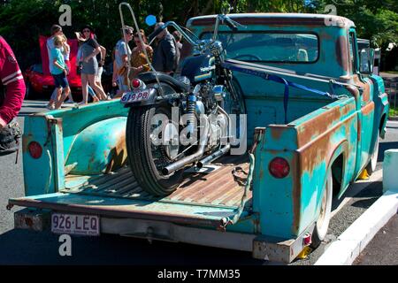 Palmview, Qld, Australia - 5 Maggio 2019: il vecchio arrugginito Ford pickup truck con Harley Davidson Sportster sul vassoio. Foto Stock