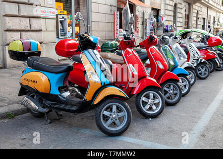 Linea di Vespa per le strade di Roma, Italia. Foto Stock