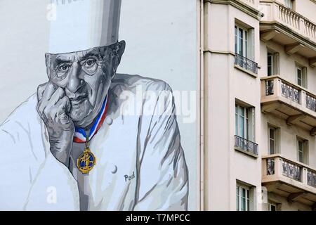 Francia, Rhône, Lione, 3° arrondissement, La Part Dieu district, rue Garibaldi, Les Halles de Lyon Paul Bocuse, affresco di CitéCréation e studenti di ECohlCité Foto Stock