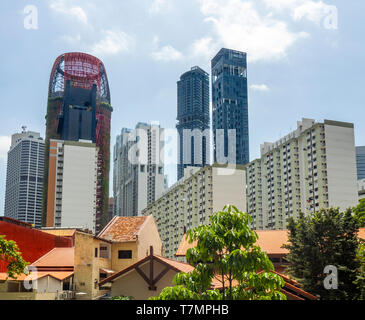 Alto e moderno grattacieli residenziali Skysuites @ Anson e Altez e Oasia Hotel Downtown e bassi appartamenti in Tanjong Pagar Singapore. Foto Stock