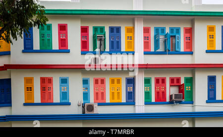 Vivacemente colorato di persiane alle finestre di Selegie Arts Center di Bras Basah Singapore. Foto Stock