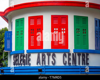 Vivacemente colorato di persiane alle finestre di Selegie Arts Center di Bras Basah Singapore. Foto Stock