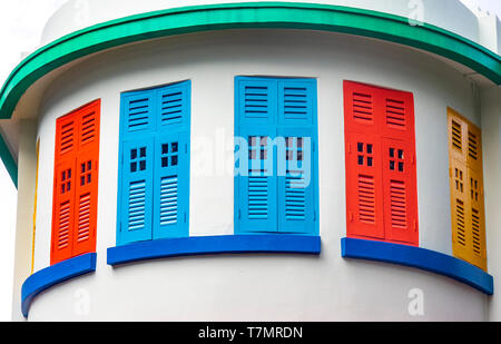 Vivacemente colorato di persiane alle finestre di Selegie Arts Center di Bras Basah Singapore. Foto Stock