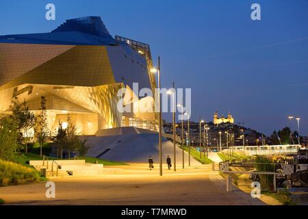 Francia, Rhône, Lione, 2° distretto, La confluenza distretto, Museo di confluenza, architetti Coop Himmelb (l) a Wolf D. Prix & Partner, la cattedrale di Notre Dame de Fourvière basilica in background Foto Stock