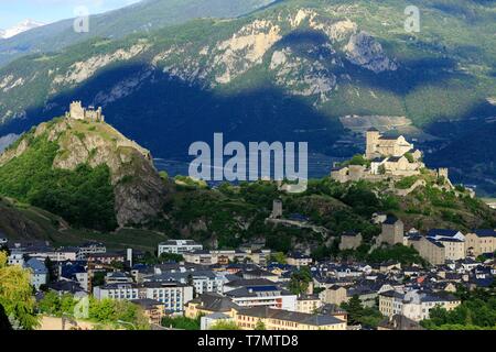 La Svizzera nel canton Vallese, Sion, Tourbillon Castello (13th) sulla collina sulla sinistra e la Basilica di Notre Dame de Valère (13th) sulla collina sulla destra Foto Stock