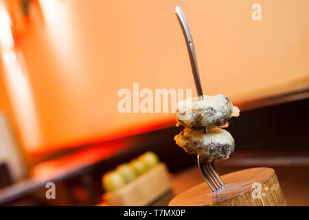 Spagna, Guipuzkoa, crogiolatevi paese, San Sebastian, pintxos (Paesi Baschi tapas) servita su un contatore di caffè Foto Stock