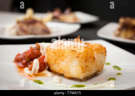 Spagna, Guipuzkoa, crogiolatevi paese, San Sebastian, pintxos (Paesi Baschi tapas) servita su un contatore di caffè Foto Stock