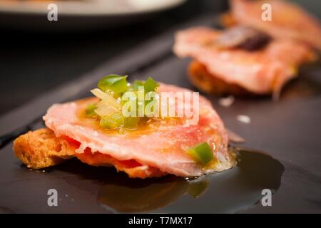 Spagna, Guipuzkoa, crogiolatevi paese, San Sebastian, pintxos (Paesi Baschi tapas) servita su un contatore di caffè Foto Stock