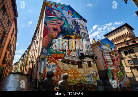 Vitoria-Gasteiz, Paesi Baschi, Spagna - Giugno 05, 2015: murale Eskuz Esku, zapatería, un esempio del murale itinerario nel centro storico Foto Stock
