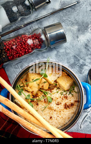 Carni bovine stroganoff con purè di patate in una pentola. vista dall'alto, sullo sfondo di pietra Foto Stock