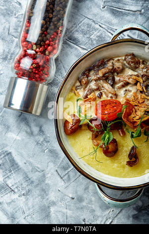 Carni bovine stroganoff con purè di patate in una pentola. vista dall'alto, sullo sfondo di pietra Foto Stock