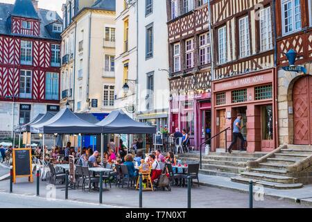 Francia, Ille et Vilaine, Rennes, Champ-Jacquet square è rivestito con il XVII secolo metà case con travi di legno Foto Stock