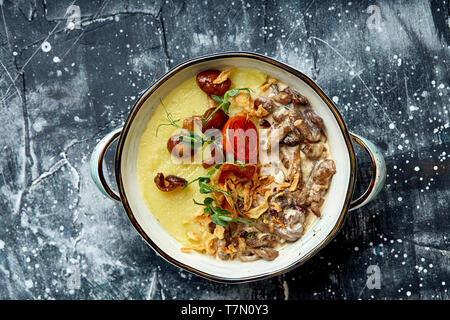 Carni bovine stroganoff con purè di patate in una pentola. vista dall'alto, sullo sfondo di pietra Foto Stock