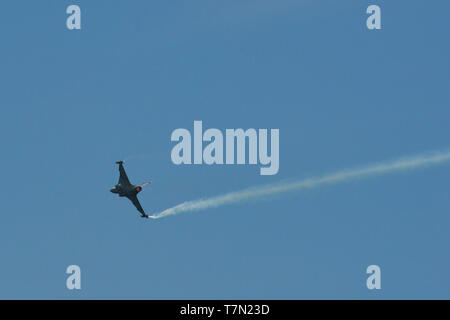 Singapore - Feb 10, 2018. Saab JAS 39 Gripen di Royal Thai Air Force (RTAF) battenti per la visualizzazione in Changi, Singapore. Foto Stock