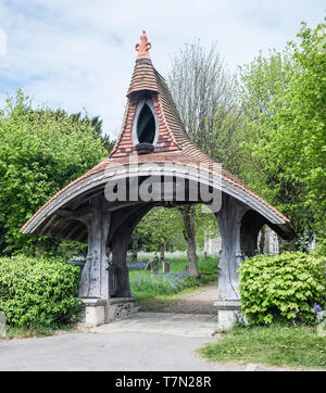 Il lychgate di Santa Maria e San Pietro in Kelsale, Suffolk, progettato da Edward Schröder prima Foto Stock