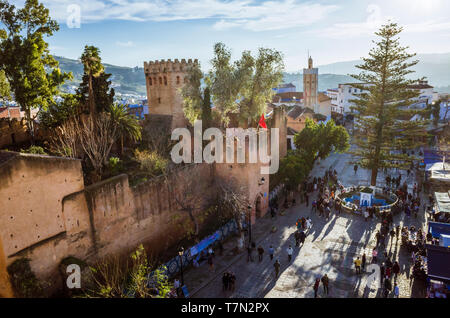 Chefchaouen, Marocco : alto angolo di visione della Kasbah rocca di Uta el-Hammam piazza principale. Foto Stock