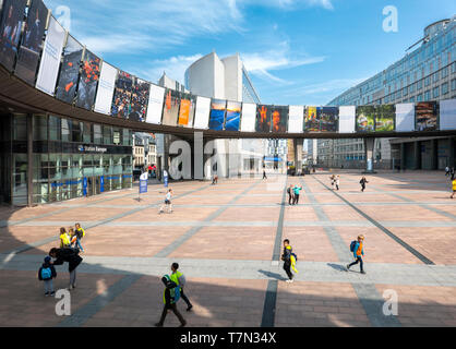 Agora Simone Veil con stazione Europe, Parlamentarium, skywalk mostra sull Esplanade Solidarność 1980, il centro commerciale del Parlamento Europeo Bruxelles Foto Stock