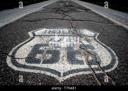 La famosa Route 66 autostrada scudo dipinto su ta histroic tratto di una singola corsia autostrada risalente agli anni Venti del secolo scorso Foto Stock