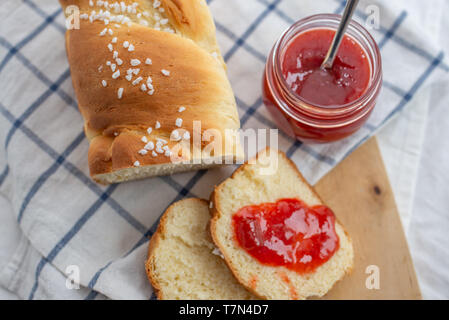 Fatta in Casa brioche con rabarbaro marmellata di fragole Foto Stock