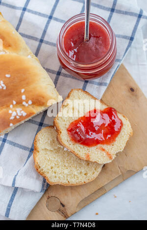 Fatta in Casa brioche con rabarbaro marmellata di fragole Foto Stock