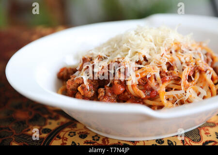 Spaghetti alla bolognese , Spaghetti con sugo di pomodoro top con formaggio , il Cibo Italiano Foto Stock