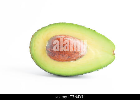 Taglio maturi avocado su sfondo bianco, spazio per il testo Foto Stock