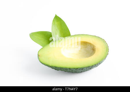 Taglio maturi avocado su sfondo bianco, spazio per il testo Foto Stock