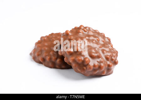 Biscotti al cioccolato con ripieno di caramello su sfondo bianco Foto Stock