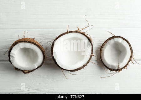 Noci di cocco tropicale su sfondo bianco, spazio per il testo Foto Stock