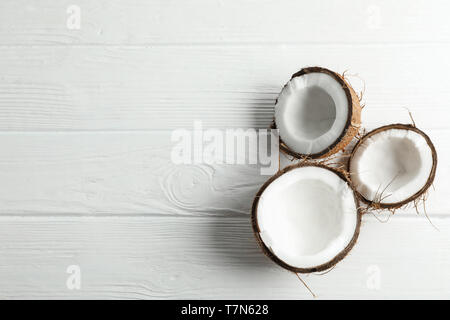 Noci di cocco tropicale su sfondo bianco, spazio per il testo Foto Stock