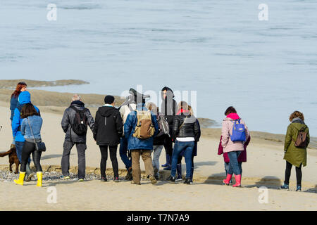 Un gruppo di ornitologi dilettanti cerca di uccelli di mare a Le Hourdel, Baie des Somme, Francia Foto Stock