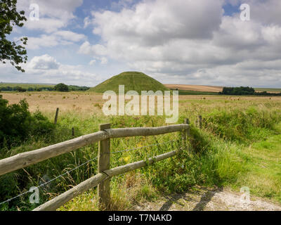 Silbury Hill è un preistorico artificiale tumulo di gesso nei pressi di Avebury nella contea inglese di Wiltshire. Foto Stock