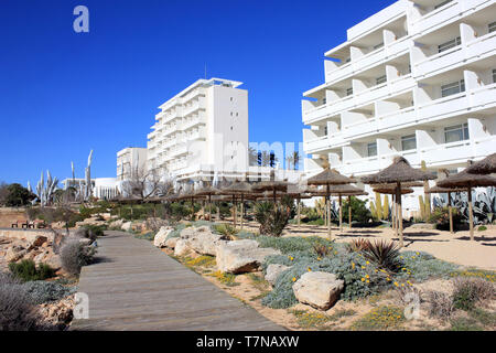 Passerella in legno lungo la promenade a Colonia Sant Jordi a Maiorca, SPAGNA Foto Stock