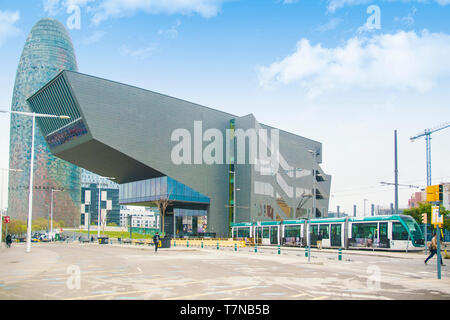 Barcellona, 8 maggio: Barcelona Plaza de les Glories quadrato con il Design Museum e il Tram il 8 maggio 2019 a Barcellona Foto Stock