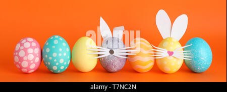 Decorate le uova di Pasqua e carino bunny le orecchie sul colore di sfondo Foto Stock