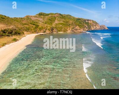 Indonesia, Lombok, area di Kuta, Mawan spiaggia o Mawun (vista aerea) Foto Stock