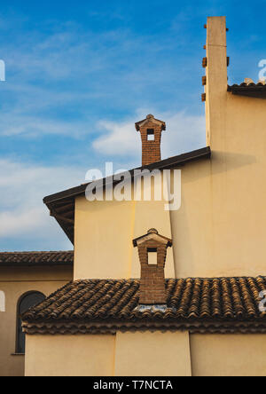 Basso angolo vista della facciata della casa vecchia architettura design fashione, camino e tetto tegola Foto Stock