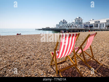 Sedie a sdraio sulla spiaggia di Southsea con South Parade Pier in background, Southsea, Portsmouth, Hampshire, Regno Unito Foto Stock