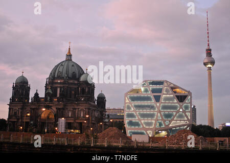 Skyline di Berlino al crepuscolo, con foto della Cattedrale di Berlino, Humboldt Box e Fernsehturm (Torre della TV); Germania Foto Stock