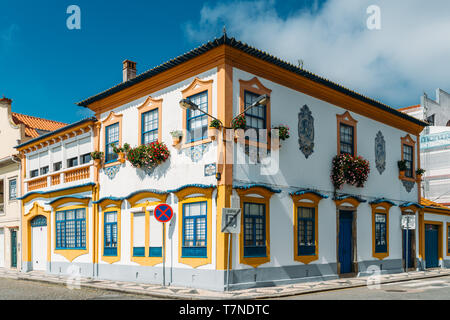 Aveiro, Portogallo, 29 Aprile 2019: vista delle belle facciate di antichi edifici in Art Nouveau stile architettonico nella città di Aveiro, Portogallo Foto Stock