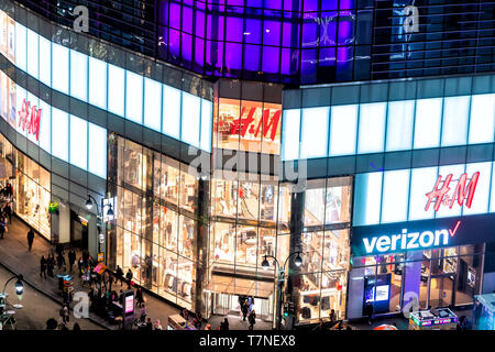 La città di New York, Stati Uniti d'America - Aprile 6, 2018: alta vista angolare di H&M e Verizon store all'intersezione di New York Herald Square midtown di notte Foto Stock