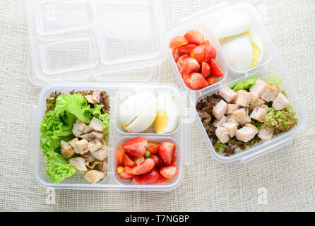 Stile moderno e pulito e il cibo, uova sode, pollo grigliato e di avocado, fragola, insalata di verdure Foto Stock