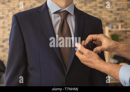 Seamster abito di sartoria per client in atelier Foto Stock