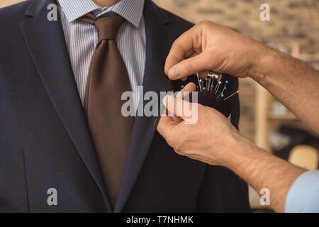 Seamster abito di sartoria per client in atelier Foto Stock